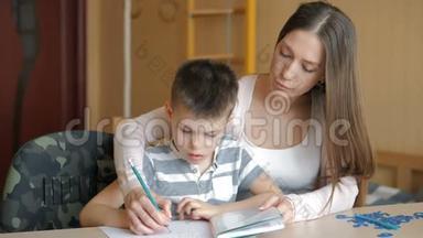 家庭<strong>教育</strong>。 母亲和儿子正在做<strong>艺术</strong>用品作业